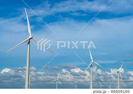 風力発電機と青空と白い雲　クローズアップ 66609160