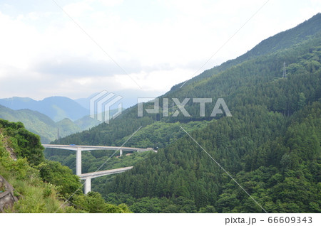 滝沢ダムから眺めた「雷電廿六木橋(らいでんとどろきばし)」（埼玉県秩父市） 66609343