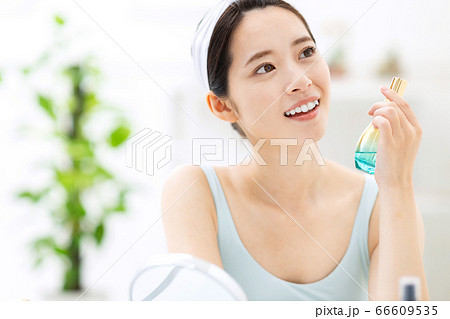 お肌をケアする20代の女性 66609535