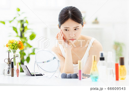 お肌をケアする20代の女性 お肌をケアする20代の女性 66609543