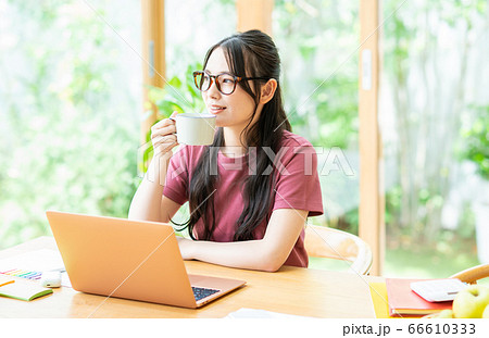 コーヒーを飲むテレワークの若い女性 66610333