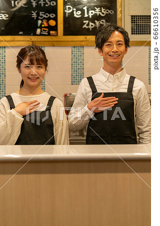 脱サラしてカフェを経営する若い夫婦 【お任せください】 66610356