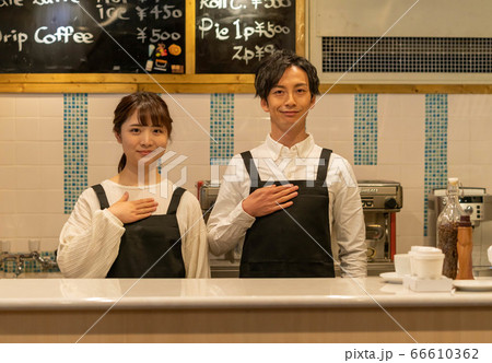 脱サラしてカフェを経営する若い夫婦 【お任せください】 脱サラしてカフェを経営する若い夫婦 【お任せください】 66610362