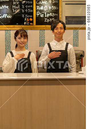 脱サラしてカフェを経営する若い夫婦 【お任せください】 脱サラしてカフェを経営する若い夫婦 【お任せください】 66610365