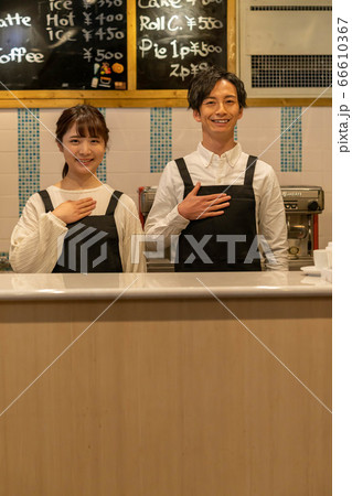 脱サラしてカフェを経営する若い夫婦 【お任せください】 脱サラしてカフェを経営する若い夫婦 【お任せください】 66610367