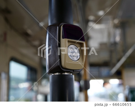 レトロな田舎の路線バスの降車用押しボタンのアップ 66610655