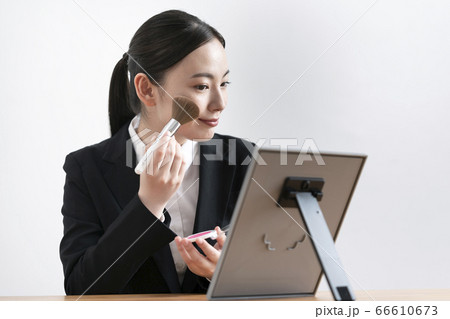 メイクをするスーツ姿の若い女性 就活・社会人メイク イメージ メイクをするスーツ姿の若い女性 就活・社会人メイク イメージ 66610673