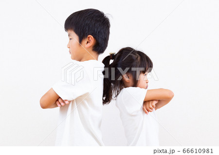 そっぽを向く兄妹 66610981