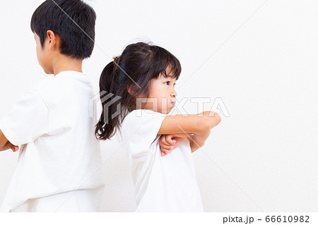 そっぽを向く兄妹 そっぽを向く兄妹 66610982
