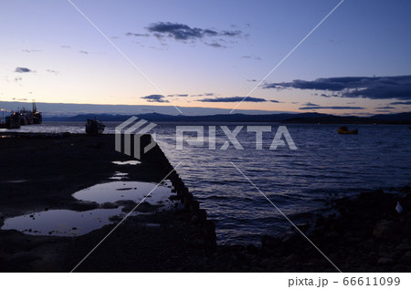 早朝のウシュアイア港 66611099