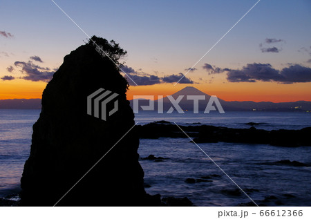 夕暮れの秋谷・立石海岸から富士山を望む（横須賀市） 66612366