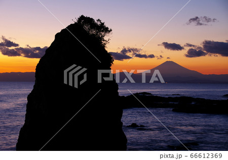 夕暮れの秋谷・立石海岸から富士山を望む（横須賀市） 66612369