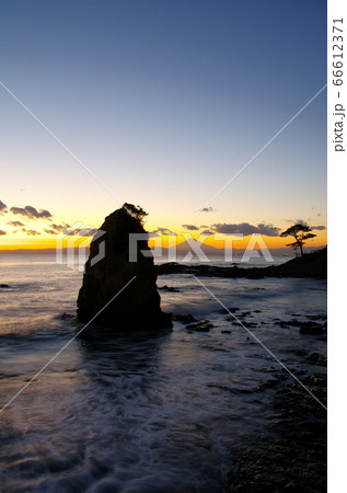 夕暮れの秋谷・立石海岸から富士山を望む（横須賀市） 66612371