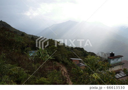 雨上がりの山岳集落 66613530