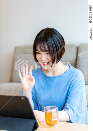 自宅でタブレットを使ったリモートワーク 66613996