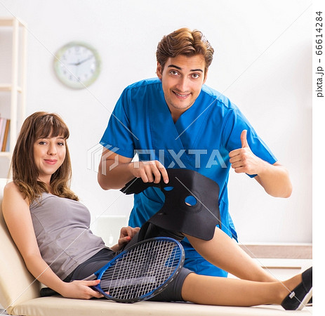 Young tennis player visiting doctor traumatologist Young tennis player visiting doctor traumatologist 66614284