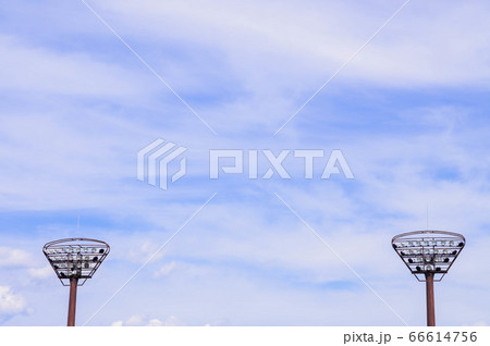 グラウンドのナイター照明 66614756
