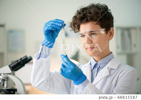 Checking test tube before experiment Checking test tube before experiment 66615587