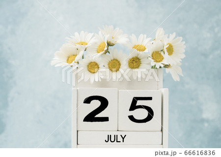 White cube calendar for july decorated with daisy White cube calendar for july decorated with daisy 66616836