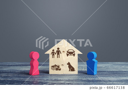 Husband and wife divide a house in a divorce process. Fair marital property division Agreement. Conflict resolution, legal services assistance. rights Infringement. Protection interests. Legality 66617138