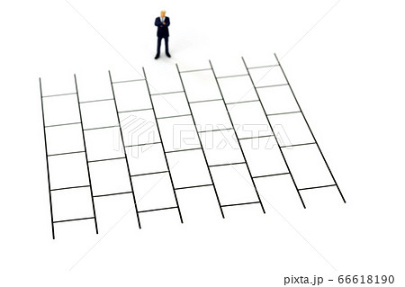 あみだくじと検討中のビジネスマン 66618190