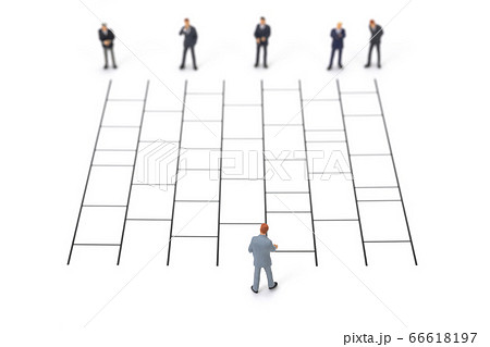 あみだくじと検討中のビジネスマン 66618197