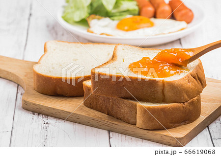 パンにジャムを塗るシーン 66619068