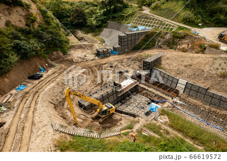 砂防堰提工事現場 空撮 横位置. 砂防堰提工事現場 空撮 横位置. 66619572