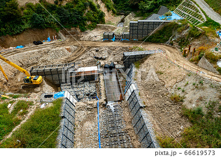 砂防堰提工事現場 空撮 俯瞰 直上 横位置 66619573