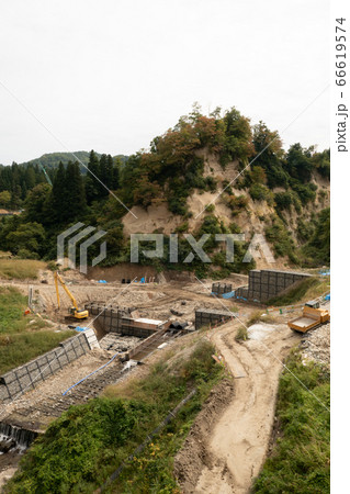 砂防堰提工事現場 空撮 俯瞰 直上 縦位置 砂防堰提工事現場 空撮 俯瞰 直上 縦位置 66619574