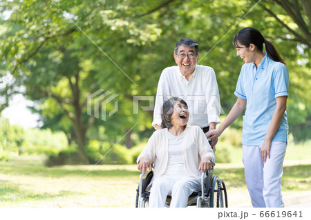 介護士 シニアカップル 車椅子 介護 66619641