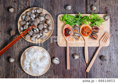 Boiled cockles with tasty seafood sauce on wood 66619853