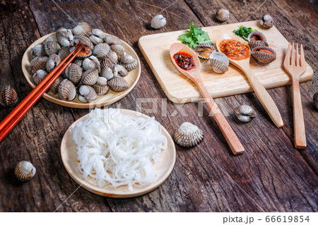 Boiled cockles with tasty seafood sauce on wood Boiled cockles with tasty seafood sauce on wood 66619854