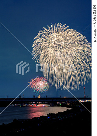 夏の風物詩 戸田橋 いたばし 花火大会の写真素材