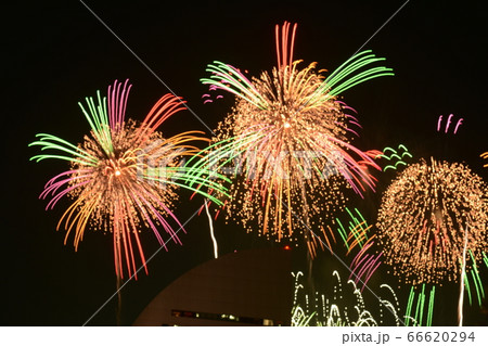 横浜港のカラフルな花火 66620294