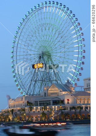 横浜港に上がる花火をまちわびる観覧車 66620296
