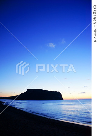 城山日出峰 人 シルエット 66620835