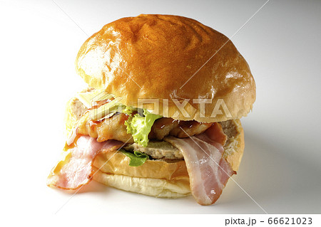 ベーコンとレタスとチキンがサンドされた大きいハンバーガー(白背景) ベーコンとレタスとチキンがサンドされた大きいハンバーガー(白背景) 66621023