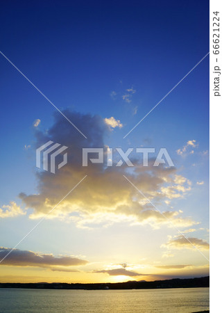 夕日 雲 夕焼け 66621224