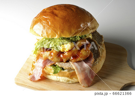 はみ出るマヨネーズにベーコンとレタスとチキンがサンドされた大きいハンバーガー（白背景） 66621366