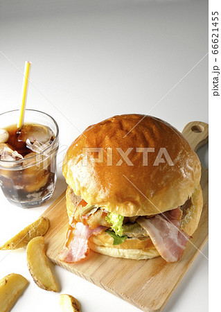 ベーコンとレタスとチキンがサンドされた大きいハンバーガー、コーラとポテトセット(白背景) ベーコンとレタスとチキンがサンドされた大きいハンバーガー、コーラとポテトセット(白背景) 66621455