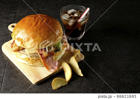 ベーコンとレタスとチーズとチキンがサンドされた大きいハンバーガーコーヒーポテトセット ベーコンとレタスとチーズとチキンがサンドされた大きいハンバーガーコーヒーポテトセット 66621695