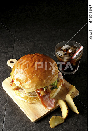 ベーコンとレタスとチーズとチキンがサンドされた大きいハンバーガーコーヒーポテトセット ベーコンとレタスとチーズとチキンがサンドされた大きいハンバーガーコーヒーポテトセット 66621698