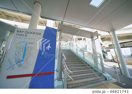 日本の横浜都市景観 横浜駅きた東口から ベイクォーター ウォーク の写真素材