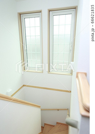 コの字型階段に大きな格子窓 の写真素材