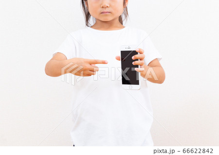 スマホを使う女の子 66622842