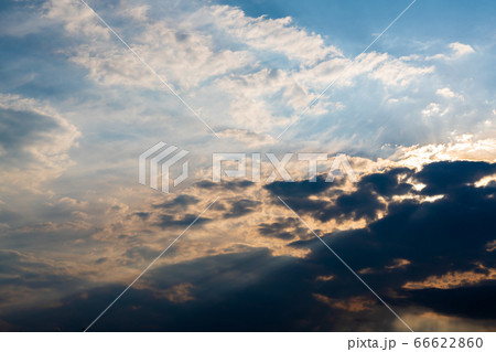 日没前の輝く太陽の写真素材