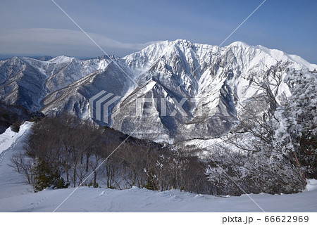 白毛門中腹、松ノ木沢の頭から見た雪の谷川岳と東面岩壁 66622969