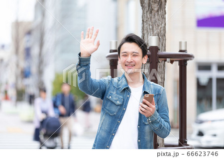 手をふる男性 66623746
