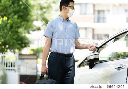 車に鍵をかけるミドル男性 車に鍵をかけるミドル男性 66624205